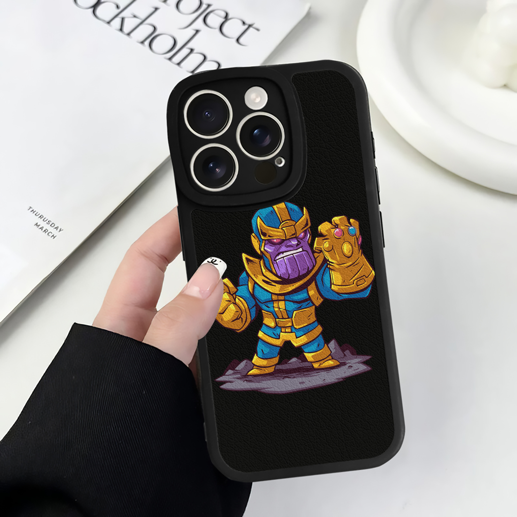 （画像用） アベンジャーズ The Avengers 【iPhone 16シリーズ対応】シリコンスマホケース（レザー調） 材質：シリコン